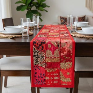 Runner Bordado & Tapiz Indio – Camino de Mesa Boho / Patchwork Decorativo – Regalo Original para Hogar