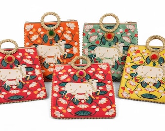 Bolsa artesanal Radha Krishna, com motivo de lótus e alça de pérolas, ideal para transportar objetos durante cerimônias religiosas e casamentos.
