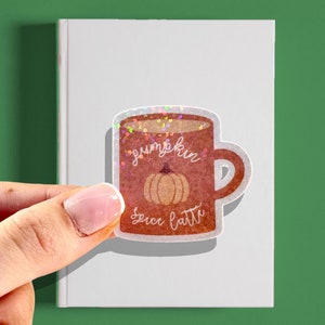Holographischer Kürbis Gewürz Latte Becher Aufkleber - Herbstiger Bücherwurm