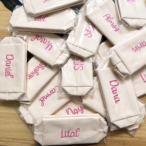 Borsa per il trucco personalizzata con ricamo, portatile, in PU Saffiano, impermeabile, kit per cosmetici da toeletta per uomo e donna, con nome personalizzato e logo