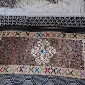 Tapis berbère marocain fabrique avec des matériaux originaux et Naturels qualitéExceptionnelle tissé à la main des femmes berbères(L'Atlas)