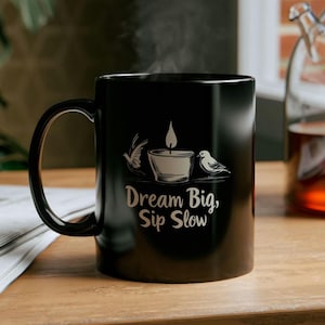 Dream Big Sip Slow schwarze Tasse - Inspirational Zitat Kaffeetasse, 11 Unzen Keramikbecher, Motivationsgeschenk, Büro-Schreibtisch-Dekor, Abschlussgeschenk