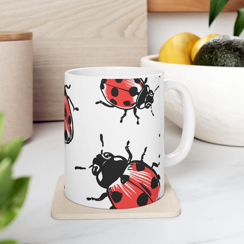 Mug rouge coccinelle - motif ludique dessiné à la main, poignée confortable image 1