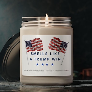 Trump Candle 2025 – “Riecht nach einem Trump Win” Sojawachs Kerze | Lustiges Politisches Geschenk | Ein Wahlknebel für Konservative und Linke