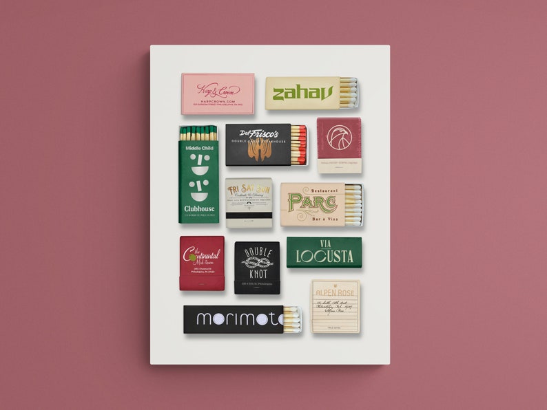 K&ouml;nnte beinhalten: Eine Sammlung von Streichholzschachteln mit verschiedenen Restaurant- und Bar-Logos. Die Streichholzschachteln sind in einem Raster auf einem wei&szlig;en Hintergrund angeordnet. Die Logos beinhalten "Kipy Con", "zahay", "Del Frisco's", "Clubhouse", "Tri Sal", "Parc", "Continental", "Double Knot", "Via Locust" und "Morimoto".