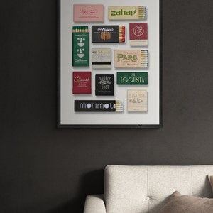 K&ouml;nnte beinhalten: Ein wei&szlig;es Poster mit schwarzem Rahmen, auf dem eine Sammlung von Streichholzschachteln mit verschiedenen Restaurant- und Barlogos abgebildet ist. Die Logos beinhalten "zahay", "Del Frisco's", "TRI SAY", "Clubhouse", "PARC", "VIA LOCUSTA", "morimoto", "Golden Rose", "Confidental", "Double Knot" und "Kapy Co."