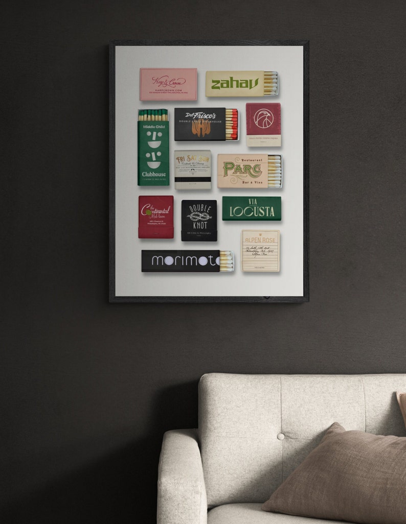 K&ouml;nnte beinhalten: Ein wei&szlig;es Poster mit schwarzem Rahmen, auf dem eine Sammlung von Streichholzschachteln mit verschiedenen Restaurant- und Barlogos abgebildet ist. Die Logos beinhalten "zahay", "Del Frisco's", "TRI SAY", "Clubhouse", "PARC", "VIA LOCUSTA", "morimoto", "Golden Rose", "Confidental", "Double Knot" und "Kapy Co."