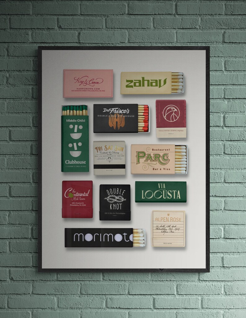 K&ouml;nnte beinhalten: Eine Sammlung von Streichholzschachteln mit verschiedenen Restaurant- und Bar-Logos. Die Streichholzschachteln sind in einem Raster auf wei&szlig;em Hintergrund angeordnet. Einige der Logos sind "Zahav", "Del Frisco's", "Parc", "Via Locusta", "Morimoto" und "Alpen Rose".