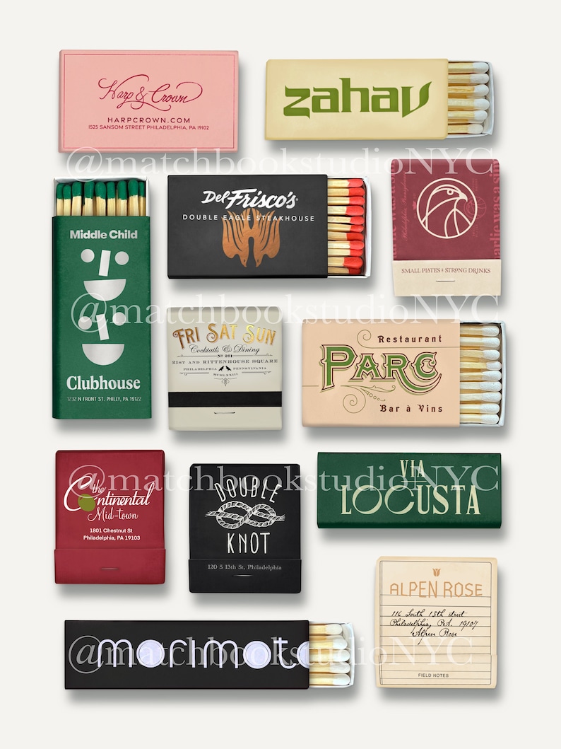 K&ouml;nnte beinhalten: Eine Sammlung von Streichholzschachteln mit verschiedenen Restaurant- und Bar-Logos. Die Streichholzschachteln sind in einem Raster auf einem wei&szlig;en Hintergrund angeordnet. Einige der Logos sind "Hap & Crown", "Del Frisco's", "Middle Child", "Clubhouse", "The Continental Mid-town", "Double Knot", "Zahav", "Parc", "Via Locusta" und "Alpen Rose".