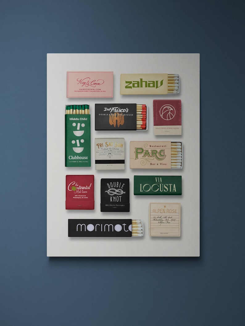 K&ouml;nnte beinhalten: Eine Sammlung von Streichholzschachteln mit verschiedenen Designs und Namen, darunter "Kap & Con", "zahay", "Del Frisco's", "Middle Child", "Clubhouse", "FRI SAT SUN", "Restaurant PARC", "Continental Mid-town", "DOUBLE KNOT", "VIA LOCUSTA", "morimoto" und "ALPEN ROSE".