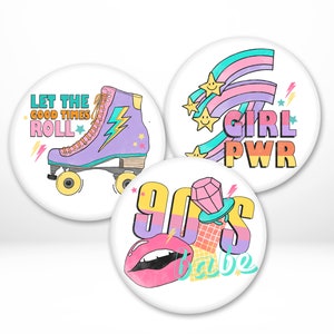 Może przedstawiać: Trzy okrągłe guziki z motywami z lat 90. Pierwszy guzik przedstawia fioletowe rolki z napisem "Let the good times roll". Drugi guzik ma tęczowy wzór z napisem "Girl PWR". Trzeci guzik ma różową wargę z diamentem i napisem "90s babe".