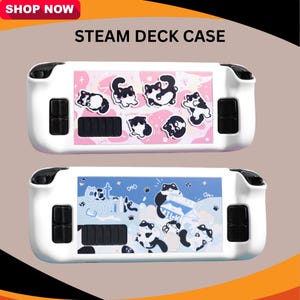 Puede incluir: Funda blanca para Steam Deck con detalles en negro. La funda superior tiene un fondo rosa con ilustraciones de gatos en blanco y negro. La funda inferior tiene un fondo azul con ilustraciones de gatos y leche. El texto en la parte superior dice "Steam Deck Case".
