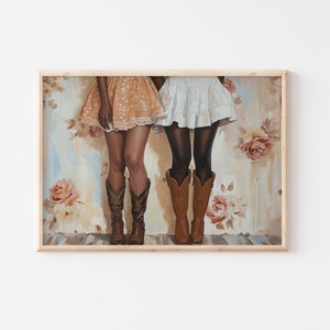 Peut inclure: Deux personnes portant des robes et des bottes de cow-boy se tiennent devant un papier peint à fleurs. La personne à gauche porte une robe jaune à pois blancs et la personne à droite porte une robe blanche.