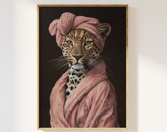 Väggkonsttryck med leopardhona i badrock och hårturban | djärv estetisk leopardposter, roligt förändrat djurporträtt, badrumsinredning
