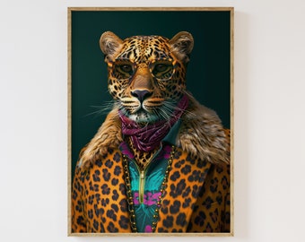 Puede incluir: Una impresión artística enmarcada que presenta un leopardo con un abrigo con estampado de leopardo, una cadena dorada y gafas. El leopardo también lleva una bufanda morada y una camisa turquesa. El fondo es verde oscuro.