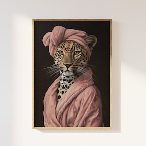 Impresión de arte de pared de leopardo hembra con bata de baño y turbante para el cabello / póster de leopardo de estética atrevida, retrato divertido de animal alterado, decoración de baño