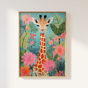 Op de afbeelding: Een kleurrijke illustratie van een giraffenkop en -nek omringd door roze en groene tropische bloemen en bladeren tegen een lichtblauwe achtergrond.