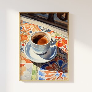 Peut inclure: Une peinture &agrave; l'aquarelle d'une tasse de caf&eacute; sur une table en carreaux color&eacute;s. La tasse est blanche avec un bord bleu et une soucoupe. Le caf&eacute; est brun fonc&eacute; et les carreaux sont un m&eacute;lange de rouge, d'orange, de bleu et de vert.