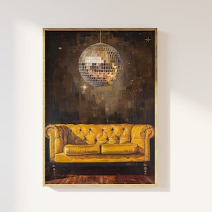 Könnte beinhalten: Ein Gemälde, das ein gelbes Samtsofa mit einer Discokugel zeigt, die darüber hängt. Der Hintergrund ist dunkelbraun mit ein paar Sternen.