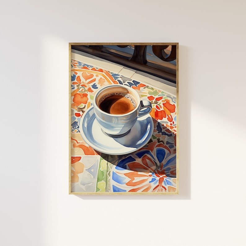 Peut inclure: Une peinture &agrave; l'aquarelle d'une tasse de caf&eacute; sur une table en carreaux color&eacute;s. La tasse est blanche avec un bord bleu et une soucoupe. Le caf&eacute; est brun fonc&eacute; et les carreaux sont un m&eacute;lange de rouge, d'orange, de bleu et de vert.