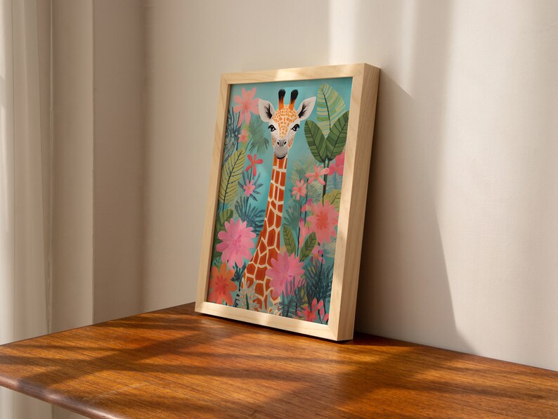 Op de afbeelding: Een ingelijste illustratie van een giraffe met een lichtbruin en oranje patroon op zijn vacht, die in een veld met roze en oranje bloemen staat. De achtergrond is lichtblauw.
