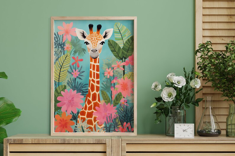 Op de afbeelding: Een ingelijste illustratie van een giraffe met een lichtbruine en oranje gepatenteerde vacht die in een jungle-omgeving staat met roze, rode en groene bloemen en bladeren.