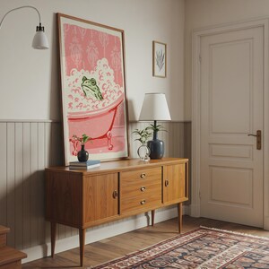 Decoración de pared con rana en la bañera, lámina estilo cottagecore, póster de rana adorable, decoración de baño rosa, arte animal caprichoso, lámina vintage para bañera. imagen 7