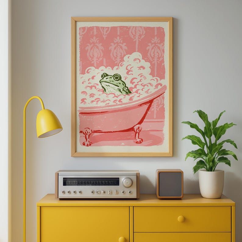 Decoración de pared con rana en la bañera, lámina estilo cottagecore, póster de rana adorable, decoración de baño rosa, arte animal caprichoso, lámina vintage para bañera. imagen 5