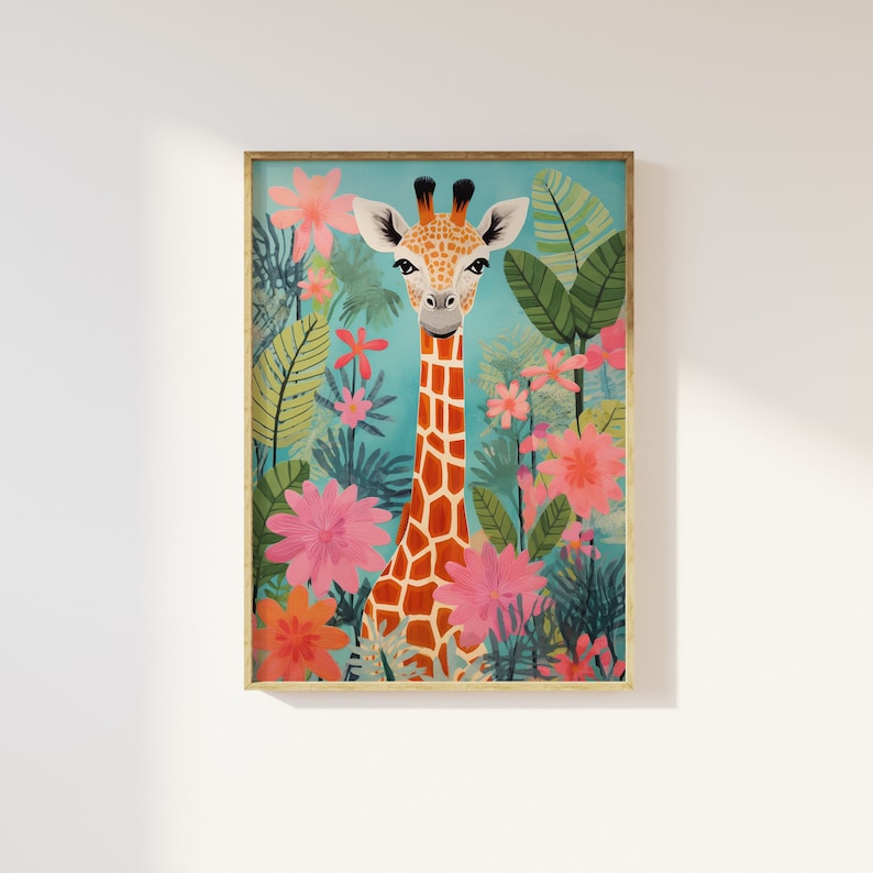 Op de afbeelding: Een kleurrijke illustratie van een giraffenkop en -nek omringd door roze en groene tropische bloemen en bladeren tegen een lichtblauwe achtergrond.