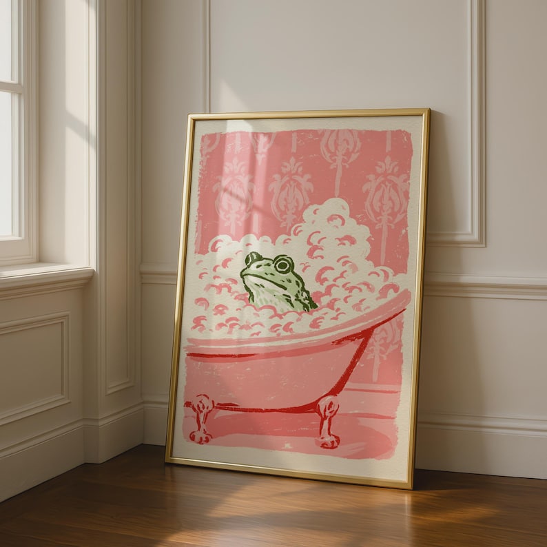 Decoración de pared con rana en la bañera, lámina estilo cottagecore, póster de rana adorable, decoración de baño rosa, arte animal caprichoso, lámina vintage para bañera. imagen 1