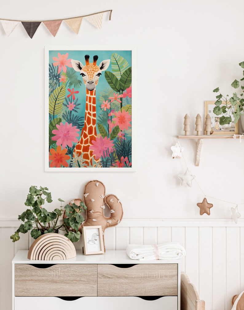 Op de afbeelding: Een ingelijste illustratie van een giraffe met een lichtbruine en oranje gepatenteerde vacht die in een jungle-omgeving staat met roze en groene bloemen. De giraffe kijkt recht naar de kijker.