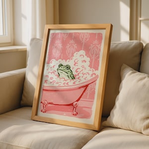 Decoración de pared con rana en la bañera, lámina estilo cottagecore, póster de rana adorable, decoración de baño rosa, arte animal caprichoso, lámina vintage para bañera. imagen 2