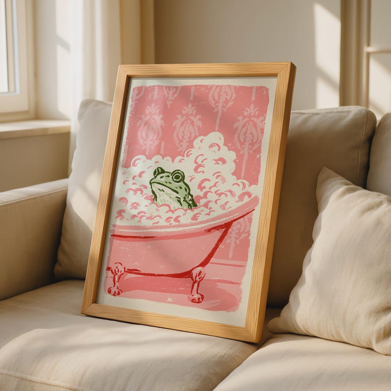 Decoración de pared con rana en la bañera, lámina estilo cottagecore, póster de rana adorable, decoración de baño rosa, arte animal caprichoso, lámina vintage para bañera. imagen 2