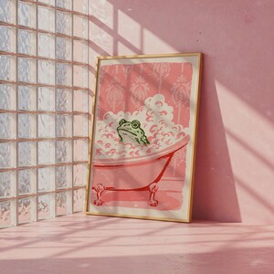Decoración de pared con rana en la bañera, lámina estilo cottagecore, póster de rana adorable, decoración de baño rosa, arte animal caprichoso, lámina vintage para bañera. imagen 6