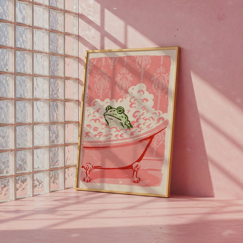 Decoración de pared con rana en la bañera, lámina estilo cottagecore, póster de rana adorable, decoración de baño rosa, arte animal caprichoso, lámina vintage para bañera. imagen 6