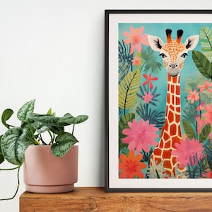 Op de afbeelding: Een ingelijste illustratie van een giraffe met een lichtbruine en oranje gepatenteerde vacht die in een jungle-omgeving staat met roze en groene bloemen. De giraffe kijkt recht naar de kijker.