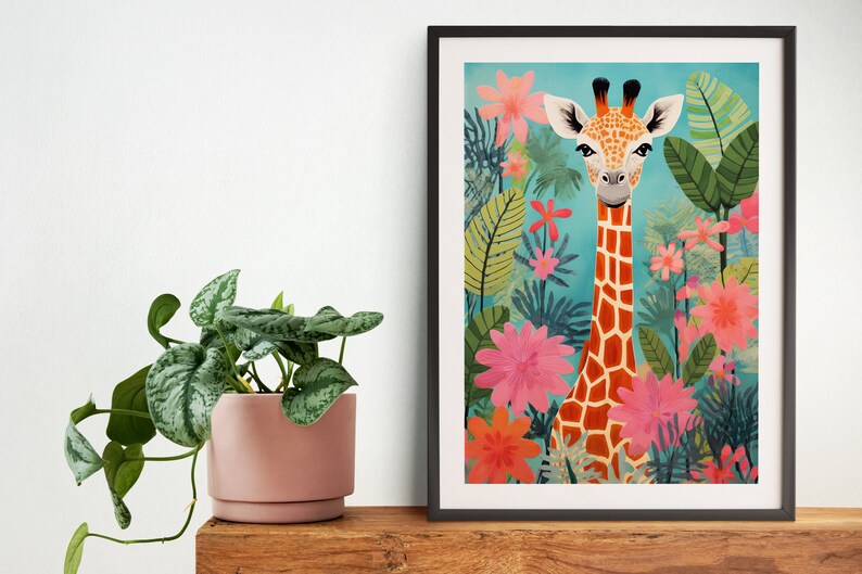 Op de afbeelding: Een ingelijste illustratie van een giraffe met een lichtbruine en oranje gepatenteerde vacht die in een jungle-omgeving staat met roze en groene bloemen. De giraffe kijkt recht naar de kijker.