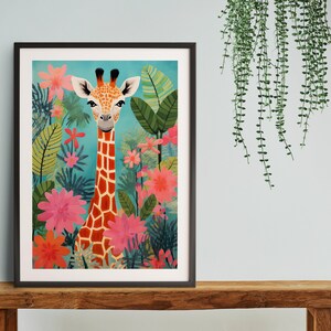 Op de afbeelding: Een ingelijste illustratie van een giraffe met een lange nek en bruine en oranje vlekken die in een jungle-omgeving staat met groene bladeren en roze bloemen.