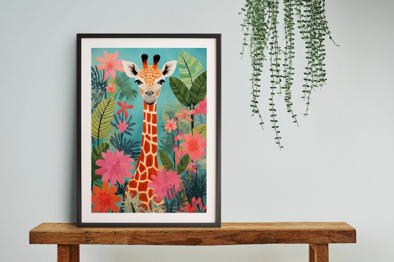 Op de afbeelding: Een ingelijste illustratie van een giraffe met een lange nek en bruine en oranje vlekken die in een jungle-omgeving staat met groene bladeren en roze bloemen.
