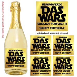 Könnte beinhalten: Eine Champagnerflasche mit goldenem Verschluss und einem Etikett mit der Aufschrift "DAS WARS HAPPY BIRTHDAY". Mehrere goldene Etiketten mit Geburtstagsgrüßen sind ebenfalls abgebildet.