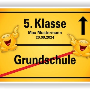 Könnte beinhalten: Gelbes Schild mit schwarzem Text und einem schwarzen Pfeil nach oben. Der Text lautet "5. Klasse Max Mustermann 20.09.2024 Grundschule". Zwei gelbe Smiley-Gesichter befinden sich auf beiden Seiten des Schildes.