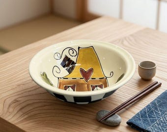 Cuenco de cerámica vintage pintado a mano con motivos de casas caprichosas, firmado por Kgygi en 2006.