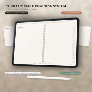 Könnte beinhalten: Ein digitales Tablet mit einem 12-teiligen, hyperverlinkten Notizbuch mit Rasterlayout. Text: YOUR COMPLETE PLANNING SYSTEM, 12-Subject Hyperlinked Digital Notebook - 207 pages, UNDATED 12-SECTION NOTEBOOK, 4,970 VERIFIED HYPERLINKS, PDF FOR GOODNOTES - NOTABILITY - SAMSUNG NOTES, BONUS: 46 COVERS INCLUDED. Ein weißer Eingabestift liegt unter dem Tablet.