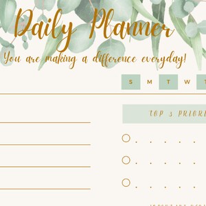 Può includere: Un planner giornaliero verde e bianco con il testo "Daily Planner" e "You are making a difference everyday!" Il planner ha una sezione per la data, una sezione per le 3 priorità principali e una sezione per ogni giorno della settimana.
