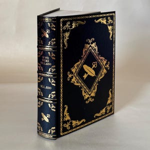 If We Were Villains ( illustrated special edition, rebind recase) image 1