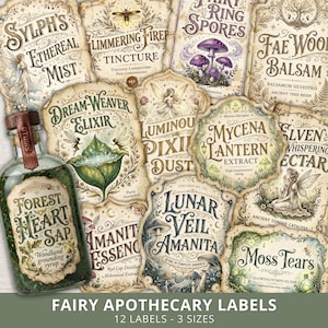 Puede incluir: Una colección de etiquetas de boticario de hadas de estilo vintage con ilustraciones botánicas y de fantasía. Las etiquetas presentan textos como "Forest Heart Sap" y "Lunar Veil Amanita". También se ve una botella de vidrio con una etiqueta.