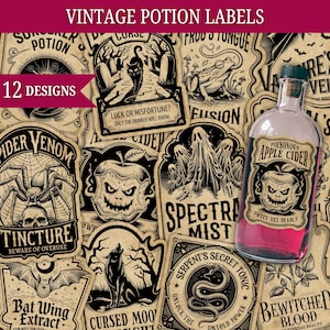 Op de afbeelding: Twaalf vintage-stijl potion-fleslabels met griezelige Halloween-thema's. De labels bevatten illustraties van een spin, een wolf, een slang, een kikker, een geest, een vleermuis, een appel en een schedel. De labels zijn gedrukt op een perkament-achtige achtergrond met zwarte tekst en illustraties.