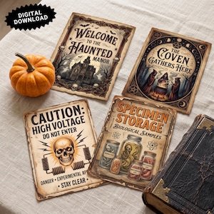 Pu&ograve; includere: Quattro cartelli rettangolari con texture di carta invecchiata che mostrano illustrazioni di un maniero infestato, una congrega attorno a un calderone, un teschio con testo ad alta tensione e barattoli di campioni. Presenti zucca e libro.