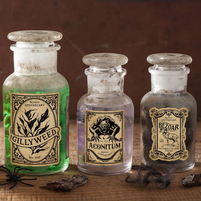 Pu&ograve; includere: Tre bottiglie da farmacia vintage con tappi in vetro. Ogni bottiglia ha un'etichetta con le parole "Gillyweed", "Aconitum" e "Bezoar". Le bottiglie contengono liquidi verdi, viola e grigi. Le etichette hanno bordi decorativi e le parole "Mystic Apothecary".