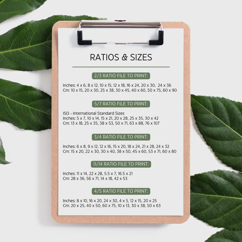 Puede incluir: Un portapapeles blanco con un clip negro, que enumera diferentes proporciones y tama&ntilde;os para imprimir im&aacute;genes. Las proporciones son 2/3, 5/7, 3/4, 11/14 y 4/5. Los tama&ntilde;os se enumeran en pulgadas y cent&iacute;metros.